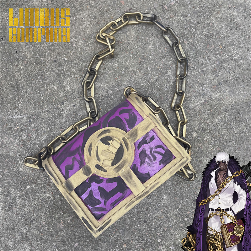 Cosplay Prop Book - ゲーム「リムブス・カンパニー」のマティアスのコスプレ用バッグ。紫色と金色のブック型バックパック、厚手のチェーン付き。ハロウィーンのロールプレイ用小道具。